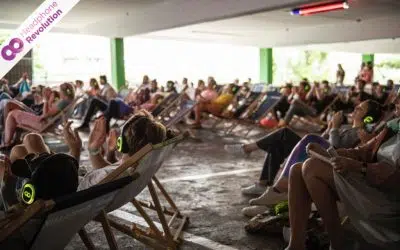 Bei einem Silent Concert in einem Parkhaus tragen die Besucher spezielle Silent Disco Kopfhörer von Headphone Revolution, um den Ton optimal verstehen zu können.