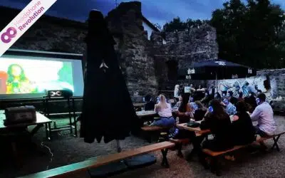 Bei einem Outdoor Kino tragen die Besucher spezielle Silent Cinema Kopfhörer von Headphone Revolution, um den Ton hören zu können.