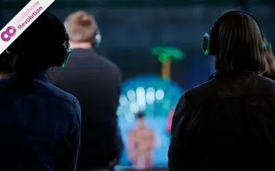 Besucher auf einer Silent Oper in der Staatsoper Stuttgart tragen spezielle Kopfhörer von Headphone Revolution, über die sie den Ton hören.