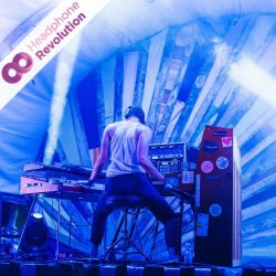 Eine Live-Musiker spielt ein Silent Concert, bei dem der Ton über spezielle Silent Kopfhörer übertragen wird.