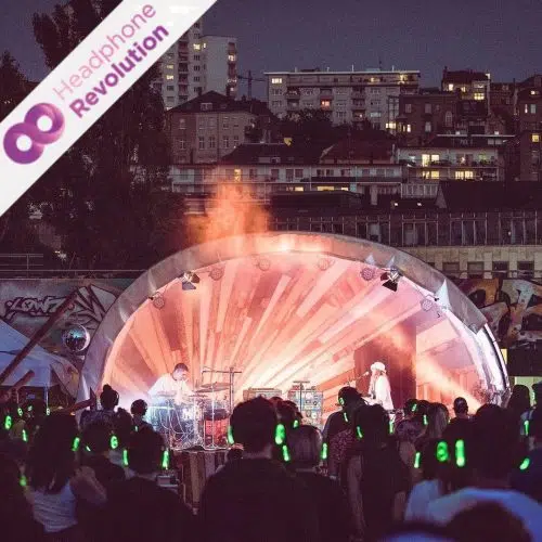 Eine Band spielt ein Silent Concert auf dem Bunter Beton Festival in der Stuttgarter Innenstadt.
