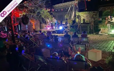 Ein Open Air Konzert bei dem die Zuhörerschaft spezielle Silent Disco Kopfhörer "Neon Lights BS Plus" tragen, über die der Ton der Live-Band übrtragen wird.