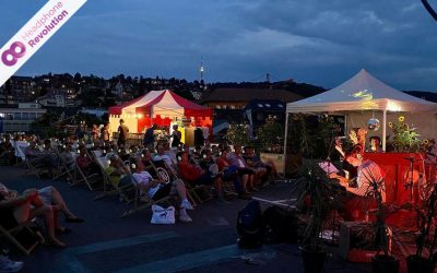 Um Lautstärkeprobleme zu vermeiden, wird die Musik bei einem Konzert in der Stuttgarter Innenstadt auf spezielle Silent Kopfhörer von Headphone Revolution übertragen, die die Besucher tragen während sie der Band auf der Bühne zuschauen.