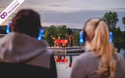 Ein Pärchen trägt auf einem Konzert Silent Kopfhörer von der Firma Headphone Revolution auf die der Ton des Live-Auftritts übertragen wird.