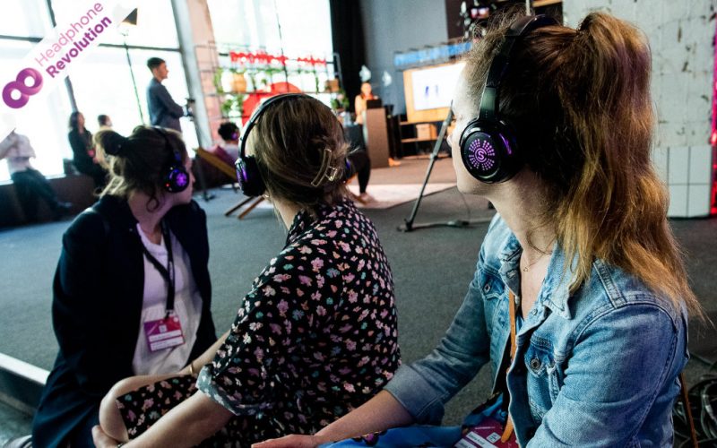 Drei Zuhörerinnen tragen Silent Conference SCF Kopfhörer auf der Apothekentour um den Speaker besser zu hören.