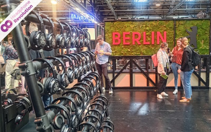 In der Arena Berlin werden Silent Conference Kopfhörer als Personenführungsanlage und Tour Guide System benutzt.