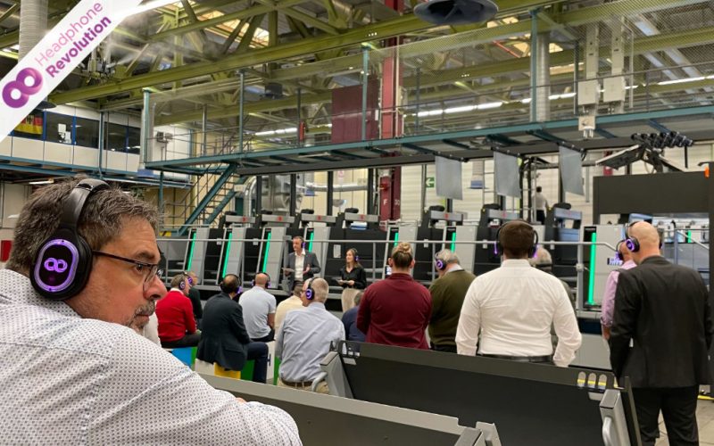 Das Tour Guide System von Headphone Revolution im Einsatz bei einer Betriebsführung.