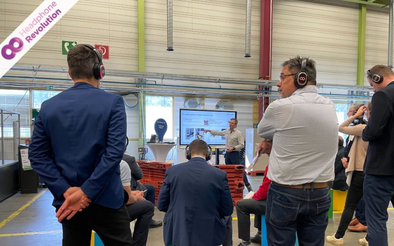 Das spezielle Kopfhörersystem "HR T12 Pro" im Einsatz als Personenführungsanlage bei einer Werksführung.