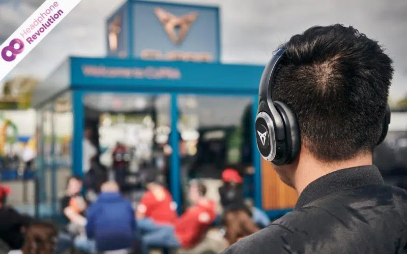 Bei einer Live-Podcastaufnahme von Cupra auf während der DTM am Hockenheimring tragen die Zuhörer spezielle Kopfhörer von Headphone Revolution, um den Ton kristallklar verstehen zu können. Die Silent Kopfhörer sind gebrandet mit dem Cupra Logo.