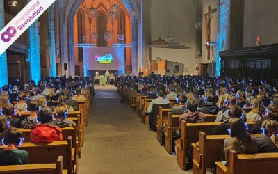 Ein Gottesdienst in einer Kirche bei der Konfi Nacht in Stuttgart mit Silent Disco Kopfhörern von Headphone Revolution.