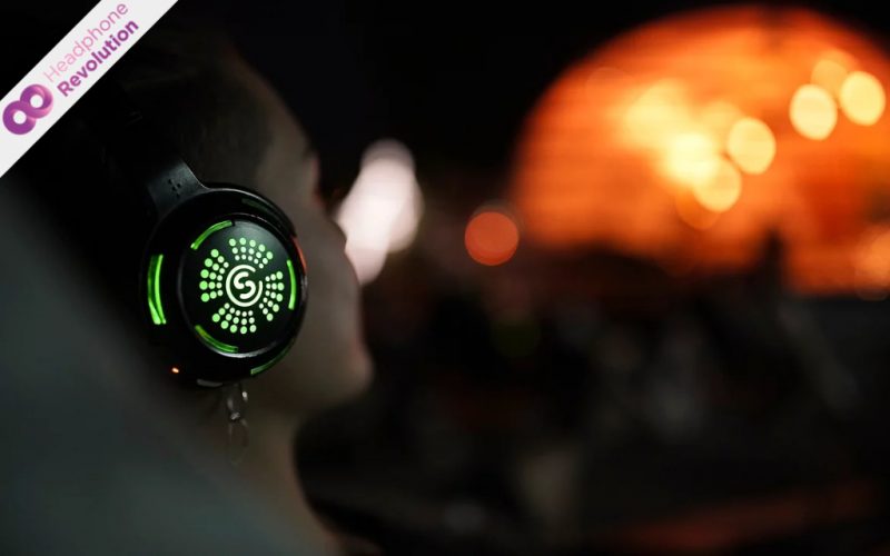 Eine Besucher einer Silent Conference trägt Kopfhörer von der Firma Headphone Revolution, bei dem er den Ton der Speaker besser hören kann.