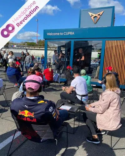 Bei einer Live-Podcastaufnahme von Cupra auf während der DTM am Hockenheimring tragen die Zuhörer spezielle Kopfhörer von Headphone Revolution, um den Ton kristallklar verstehen zu können.