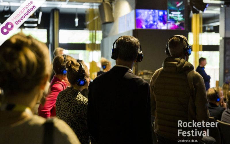 Einige Menschen tragen auf dem Rocketeer Festival in Augsburg spezielle Silent Conference Kopfhörer mit welchen sie den Ton des Speakers hören können.