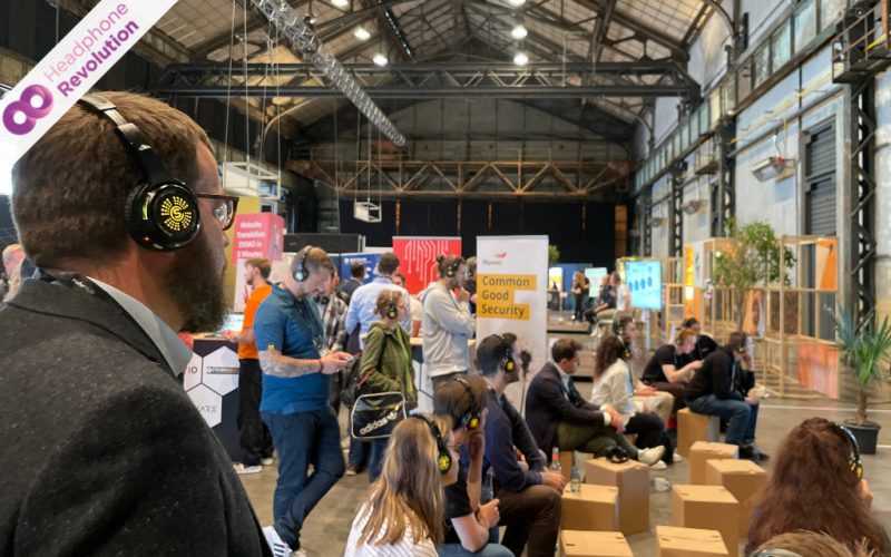 Teilnehmer beim Ruhr Summit 2024 tragen spezielle SCF Silent Conference Kopfhörer von Headphone Revolution über den der Ton übertragen wird.