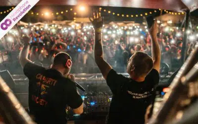 Die DJs einer Silent Disco feiern mit den Menschen vor der Bühne zur Musik, die auf spezielle Silent Disco Kopfhörer von Headphone Revolution abgespielt wird.