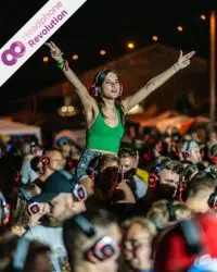 Bei der Silent Disco auf dem Electrisize Festival feiern die Besucher ausgelassen zu 3 verschiedenen Musikrichtungen, die über spezielle Silent Disco Kopfhörer von Headphone Revolution übertragen werden.