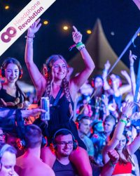 Auf dem Electrisize Festival feiern tausende Besucher ausgelassen bei einer Silent Disco.