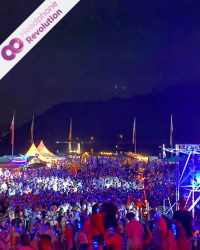 Mehrere Tausend von Menschen feiern und tanzen bei einer Silent Disco auf dem Electronic Wine Festival in Koblenz und hören die Musik über die Silent Disco Kopfhörer von Headphone Revolution.