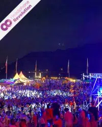 Mehrere Tausend von Menschen feiern und tanzen bei einer Silent Disco auf dem Electronic Wine Festival in Koblenz und hören die Musik über die Silent Disco Kopfhörer von Headphone Revolution.