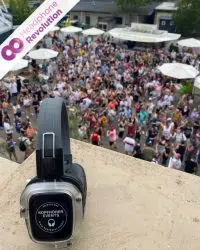 Bei einem Silent Disco Event im Europa Park Rust hören die Teilnehmer die Musik über Kopfhörer von Headphone Revolution.