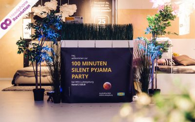Ein DJ Pult einer Kopfhörer Party namens "100 Minuten Silent Pyjama Party" im Ikea in Ludwigsburg.