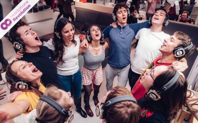 Eine Gruppe von Silent Disco Besuchern feiern und singen auf einer Kopfhörerparty im Ikea in Ludwigsburg.