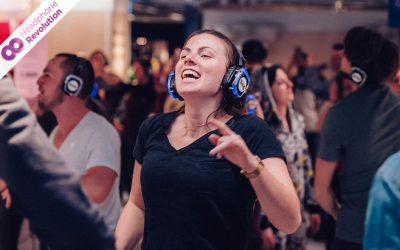 Eine Silent Disco Besucherin feiert ausgelassen bei der 100 Minuten Silent Pyjama Party von Ikea mit gebrandeten Kopfhörern von Headphone Revolution.
