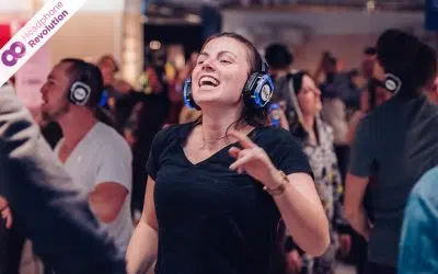 Eine Silent Disco Besucherin feiert ausgelassen bei der 100 Minuten Silent Pyjama Party von Ikea mit gebrandeten Kopfhörern von Headphone Revolution.