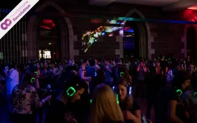 Viele Menschen feiern bei einer Silent Disco im Landesmuseum Württemberg zu unterschiedlicher Musik, die sie über Silent Disco Kopfhörer von Headphone Revolution hören.