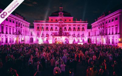 Eine Menschenmasse feiert bei einer Silent Disco auf dem Melodic Wine Festival in Ludwigsburg und hört die verschiedenen Musikrichtungen über die Silent Disco Kopfhörer von Headphone Revolution.