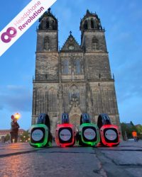 Das Silent Disco Kopfhörer Modell "Neon Lights" mit Logo Stickerbranding verschiedener Sponsoren im Einsatz in Magdeburg.
