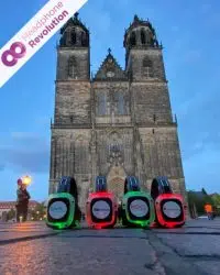 Das Silent Disco Kopfhörer Modell "Neon Lights" mit Logo Stickerbranding verschiedener Sponsoren im Einsatz in Magdeburg.
