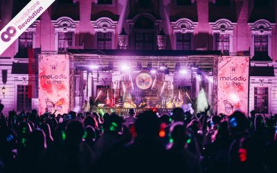 Viele Menschen feiern bei einer Silent Disco vor der Bühne auf dem Melodic Wine Festival vor dem Residenzschloss in Ludwigsburg und hören die Musik über Silent Disco Kopfhörer.
