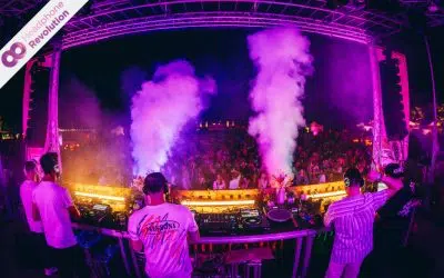 Die DJs und die Menge vor der Bühne feiern bei einer Silent Disco auf dem Melodic Wine Festival in Ludwigsburg dabei wird die Musik über die Kopfhörer von Headphone Revolution abgespielt.