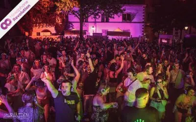Viele Menschen feiern bei einer Silent Disco auf dem Melodic Wine Festival in Weinheim und hören die unterschiedlichen Musikrichtungen über die Silent Disco Kopfhörer "Neon Lights" von Headphone Revolution.