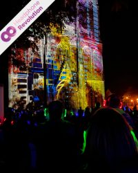 Viele Menschen feiern in Magdeburg eine Silent Disco und hören die Musik dabei über die Silent Disco Kopfhörer von Headphone Revolution.