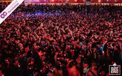 Tausende Menschen feiern bei einer Silent Disco auf dem Reading Festival in Cornwall und hören die Musik überspezielle Silent Disco Kopfhörer von Headphone Revolution.
