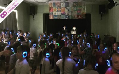 Bei einer Schulveranstaltung tanzen viele Kinder bei einer Silent Disco, um die Stimmung aufzulockern.