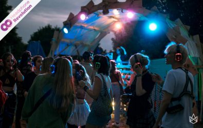 Einige Personen tanzen und feiern auf dem Ilmpuls Festival auf einer Silent Disco und hören die verschiedenen Musikrichtungen über die Silent Disco Kopfhörer von Headphone Revolution.