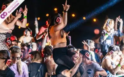 Viele Personen tanzen und feiern bei einer Silent Disco mit den Silent Disco Kopfhörern von Headphone Revolution auf dem Electrisize Festival.