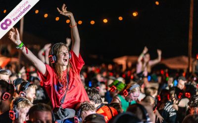 Viele Menschen feiern ausgelassen auf einer Silent Disco mit den Silent Disco Kopfhörern von Headphone Revolution auf dem Elekrisize Festival in Erkelenz.