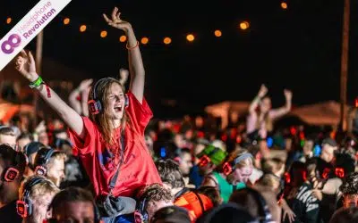 Viele Menschen feiern ausgelassen auf einer Silent Disco mit den Silent Disco Kopfhörern von Headphone Revolution auf dem Elekrisize Festival in Erkelenz.