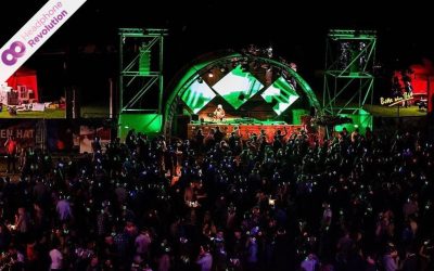 Sehr viele Menschen feiern vor einer Bühne auf dem Elekrtonik Wine Festival auf einer Silent Disco mit den Silent Kopfhörern von Headphone Revolution.