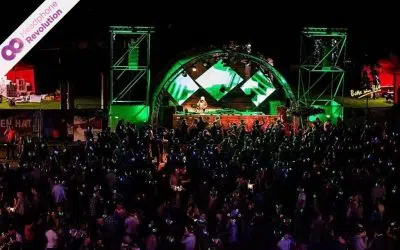 Sehr viele Menschen feiern vor einer Bühne auf dem Elekrtonik Wine Festival auf einer Silent Disco mit den Silent Kopfhörern von Headphone Revolution.