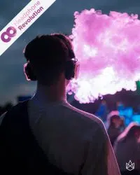 Ein Mann hört auf einer Silent Disco auf dem Ilmpuls Festival bei einer Silent Disco Musik über die Silent Disco Kopfhörer von Headphone Revolution und raucht.