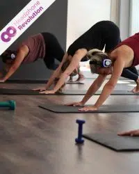 Ein Silent Yoga Kurs mit Silent Kopfhörern.