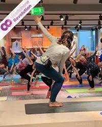 Bei einem Silent Yoga Event in einem Einkaufszentrum wird der Ton der Trainerin nicht über eine laute Musikanlage übertragen, sondern stattdessen über spezielle Silent Disco Kopfhörer von Headphone Revolution.