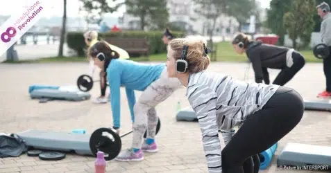 Bei einem Silent Fitness Event werden spezielle Silent Disco Kopfhörer von Headphone Revolution benutzt, um den Ton zu übertragen. Dies ht die Vorteile, dass die Konzentration gesteigert und der Lautstärkepegel reduziert wird.