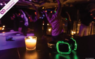 Bei einem Silent Yoga Event in einem Club in Stuttgart hören die Teilnehmer den Yoga Lehrer über Silent Disco Kopfhörer