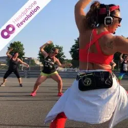 Bei einem Silent Zumba Event wird der Ton auf spezielle Silent Disco Kopfhörer von Headphone Revolution übertragen.